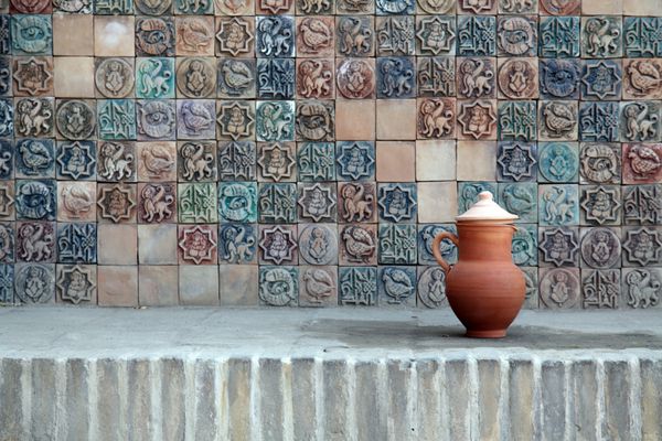 گلدان سنتی و صورت فلکی کاشی دیوار