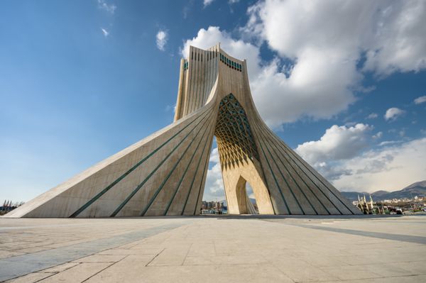 تهران ایران - فوریه 2016 - برج آزادی یکی از مهمترین بناهای تاریخی تهران در زمستان ایران 2016