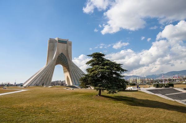 تهران ایران - فوریه 2016 - برج آزادی یکی از مهمترین بناهای تاریخی تهران در زمستان ایران 2016