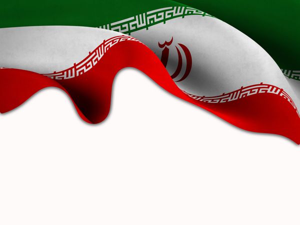 پرچم ایران در پس زمینه سفید در اهتزاز است