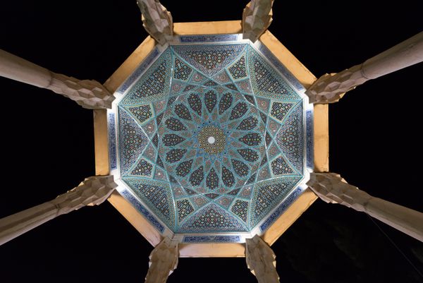نمایی از تزیینات کاشی هندسی داخلی گنبد آرامگاه حافظ مقبره شاعر ایرانی در شیراز ایران