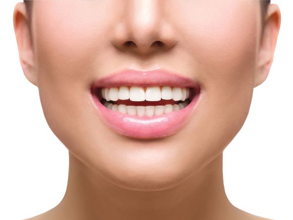 لبخند سالم سفید کردن دندان مفهوم مراقبت از دندان لبخند زن از نزدیک دختری با لب ها و دندان های زیبا