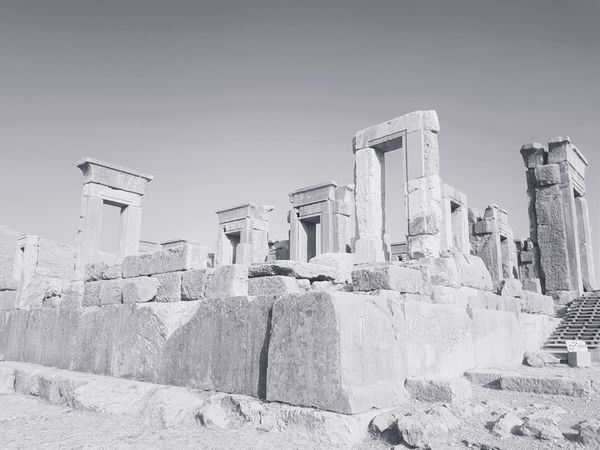 نمای خاکستری معبد آناهیتا واقع در تخت جمشید تخت جمشید شیراز ایران