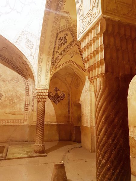 تالاری در حمام عمومی باستانی وکیل با ساختار هندسی و عناصر گلدار روی دیوارها و پشت بام ها شیراز ایران