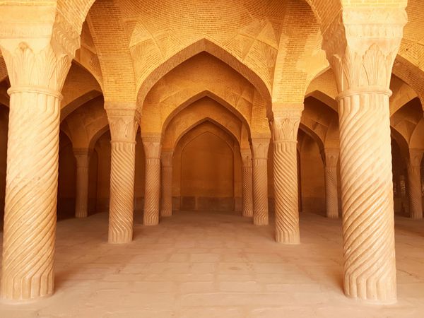 نمازخانه مسجد وکیل با ستون های مارپیچ از سنگ شیراز ایران