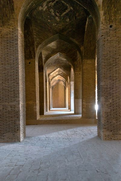 اصفهان ایران - 2 اردیبهشت فضای داخلی مسجد جامع بزرگ در تاریخ 2 اردیبهشت 1395 در اصفهان این مسجد از سال 2012 در فهرست میراث جهانی یونسکو قرار دارد