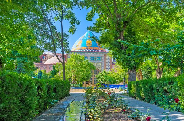 ایروان ارمنستان - 29 مه 2016 کوچه سایه‌دار باغ به مسجد آبی شیعه منتهی می‌شود که با کاشی‌های رنگارنگ کاملاً تزئین شده است در 29 مه در ایروان