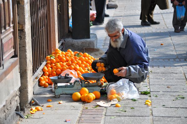 شیراز ایران - 29 دسامبر 2011 پیرمرد ناشناس در بازار خیابانی شیراز ایران