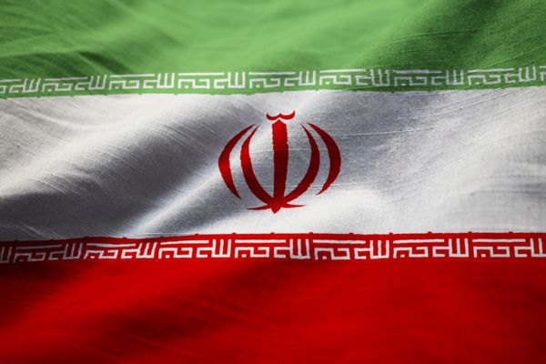 نمای نزدیک از پرچم ژولیده ایران پرچم ایران در باد می وزد
