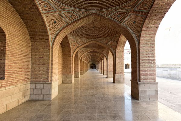 ستون های سنگی متوالی مسجد تاریخی تبریز ایران 12 سپتامبر 2013