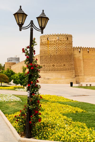 در ایران شیراز معماری دفاعی شهر قلعه قدیمی در نزدیکی باغ