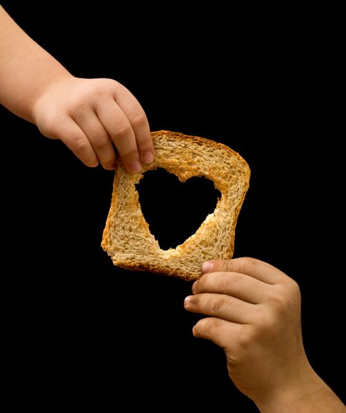 تقسیم غذا با نیازمندان - دست بچه ها با یک تکه نان