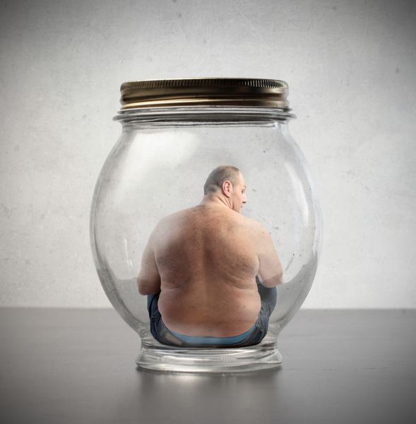 مرد چاق که در یک شیشه نشسته است