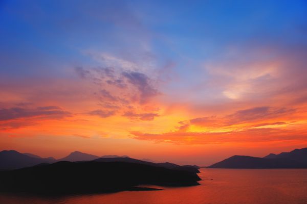 غروب زیبای رنگارنگ بر فراز دریای اژه یونان