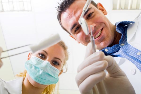 دندانپزشک و دستیار دندانپزشک