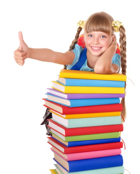 دختر مدرسه ای با انبوهی از کتاب ها و نشان دادن انگشت شست