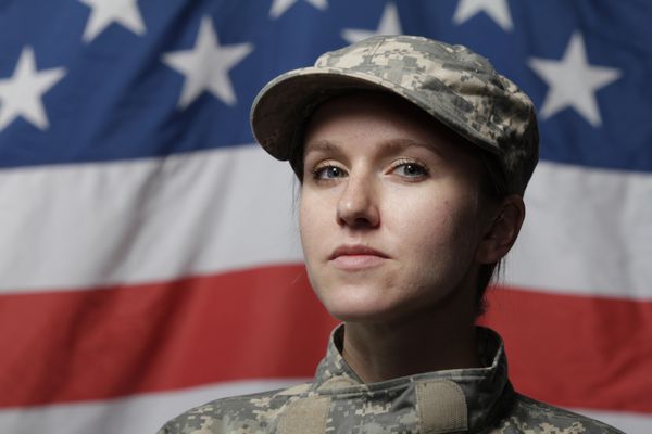 سرباز زن در مقابل پرچم ما