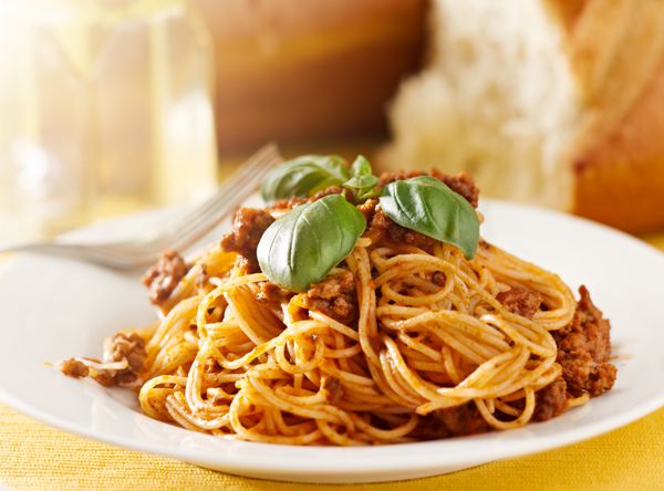 اسپاگتی با تزیین ریحان در سس گوشت
