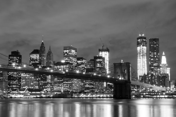 پل بروکلین و خط افق منهتن در شب شهر نیویورک