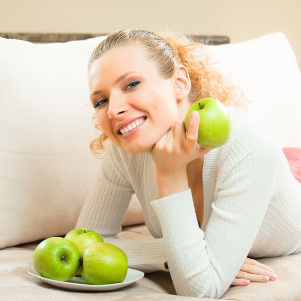 زن خندان شاد با سیب