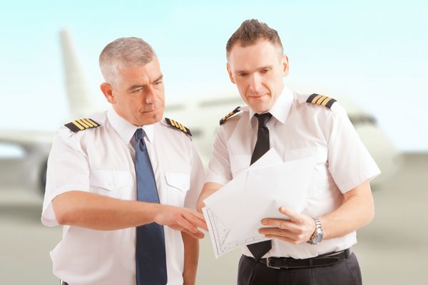 خلبانان خطوط هوایی در فرودگاه