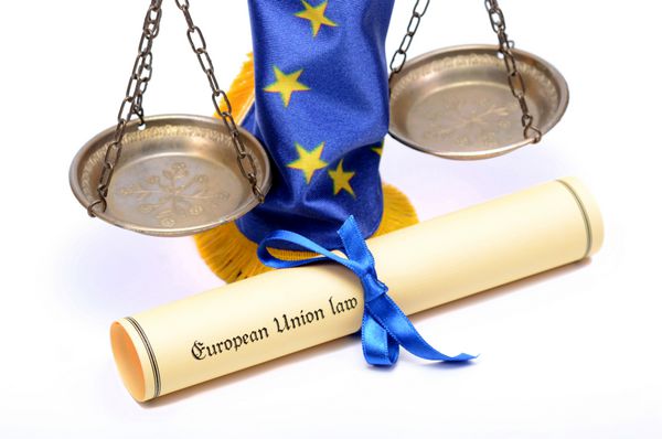 ترازوهای عدالت پرچم اتحادیه اروپا و قانون اتحادیه اروپا