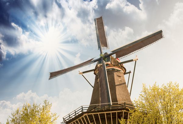 هلند نمایی زیبا از آسیاب بادی با آسمان رنگارنگ