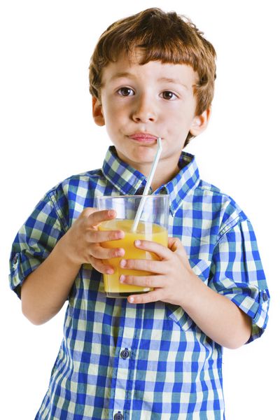 کودکی با پیراهن چهارخانه در حال نوشیدن آب پرتقال تازه