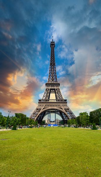 غروب آفتاب بالای برج ایفل - پاریس لا تور ایفل از قهرمان