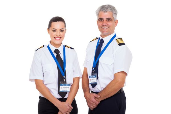 کاپیتان خطوط هوایی تجاری و افسر اول در زمینه سفید