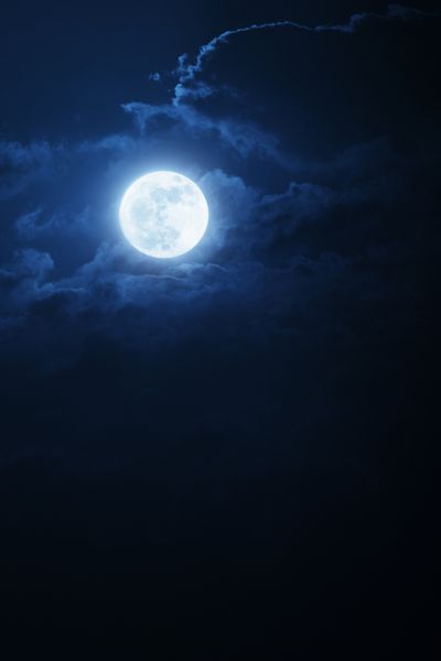 ابرهای شبانه دراماتیک و آسمان با ماه کامل آبی زیبا