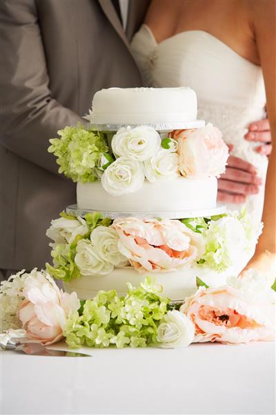 نمای نزدیک از کیک عروسی زیبا