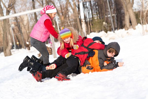 کودکان در پارک زمستانی که در برف فریب خورده اند