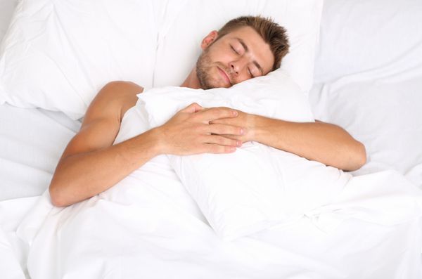 مرد جوان خوش تیپ در رختخواب