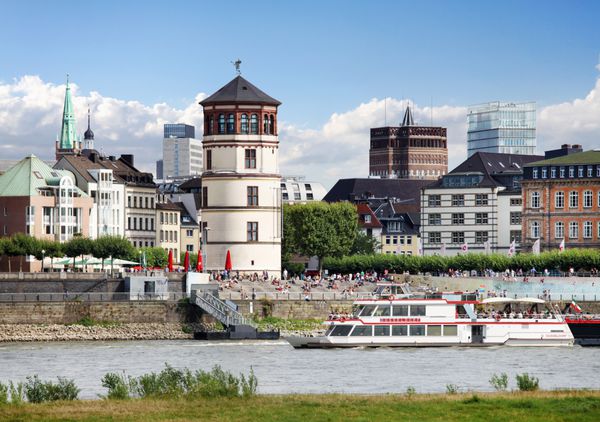 منظره قدیمی شهر و رودخانه
