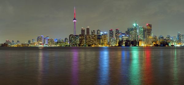 چشم انداز افق مرکز شهر تورنتو در شب
