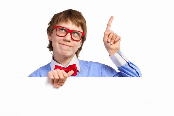 پسری با عینک قرمز که مربع سفید در دست دارد