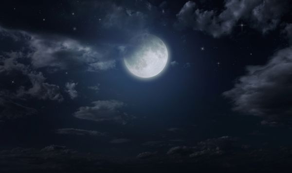 آسمان پرستاره شب و ماه