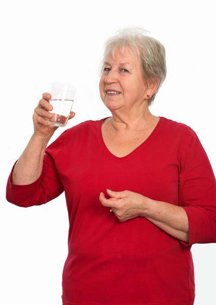 زن مسن در حال نوشیدن آب است