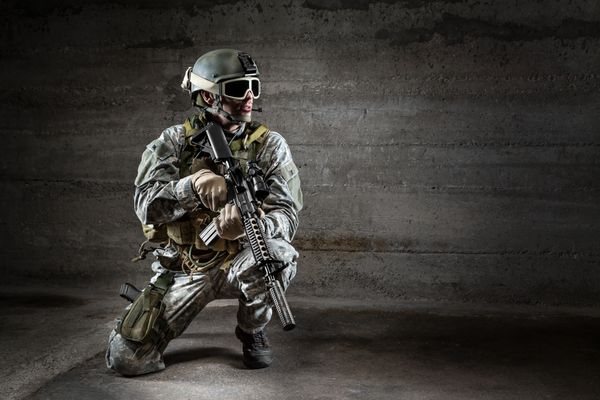 سرباز با تفنگ ماسک و کوله پشتی