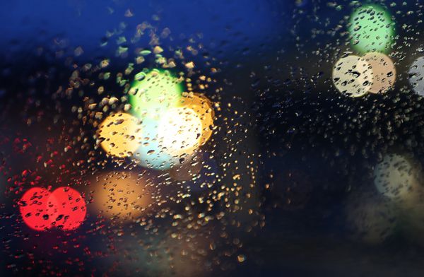 شیشه ماشین بارانی شب
