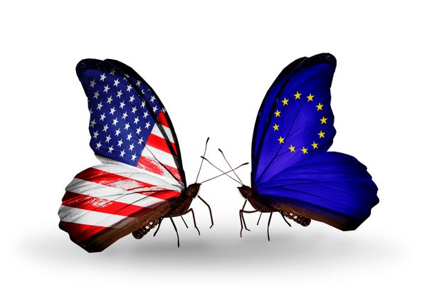 دو پروانه با پرچم ایالات متحده آمریکا و اتحادیه اروپا