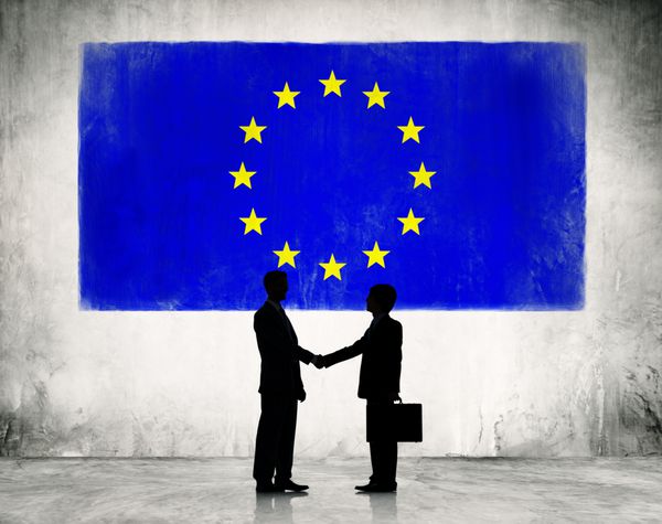 دست دادن تجاری با پرچم اتحادیه اروپا