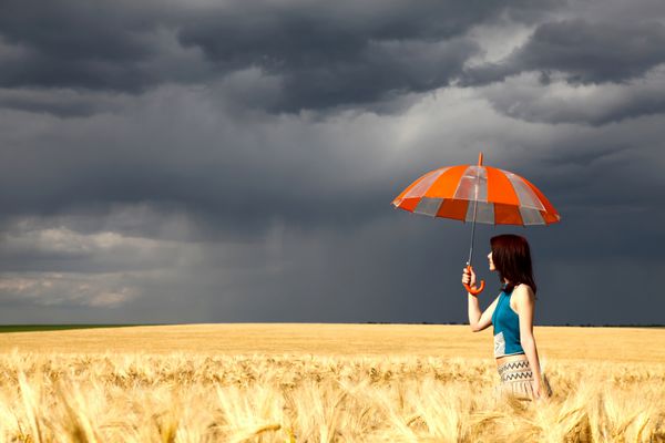 دختری با چتر در مزرعه po با پردازش hdr