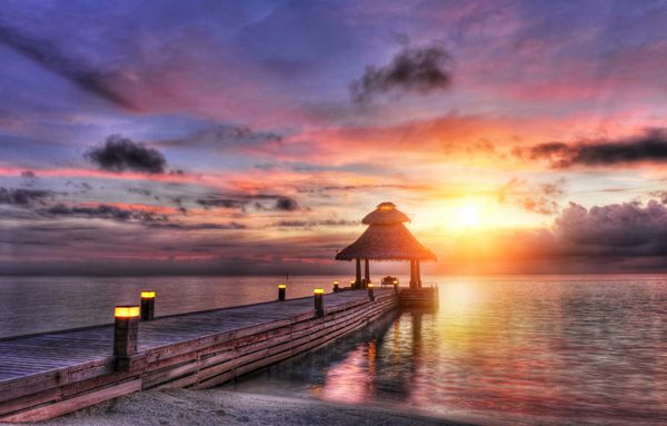 غروب زیبای خورشید بر فراز اسکله در اقیانوس هند مالدیو hdr