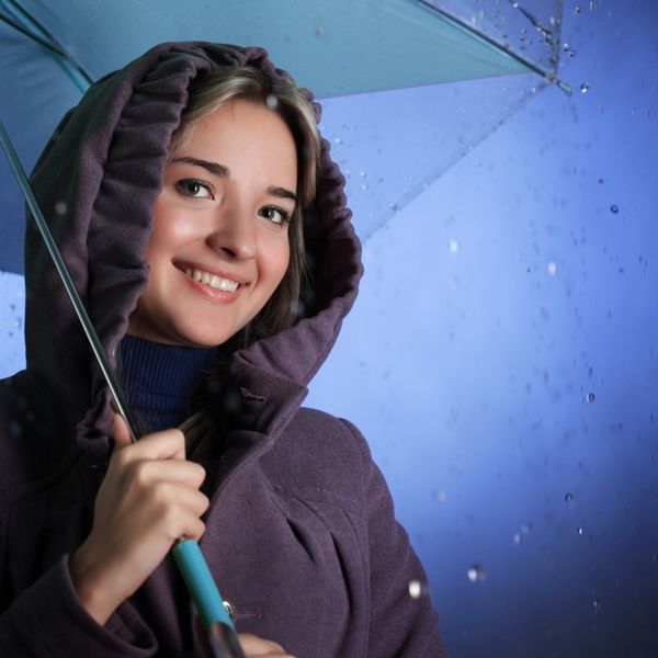 دختر شاد زیر باران