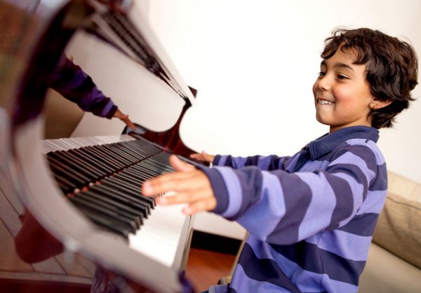 پسری که برای درس پیانو بسیار هیجان زده به نظر می رسد