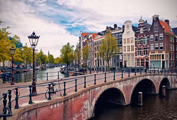 نمای زیبا از کانال های آمستردام با پل و خانه های معمولی هلندی هلند