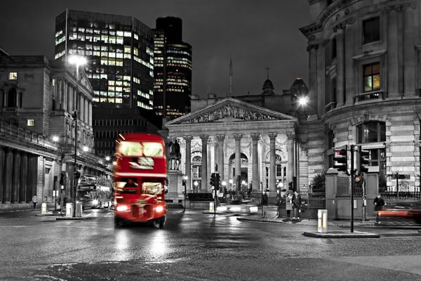 صرافی سلطنتی لندن با اتوبوس اصلی مسیر قرمز