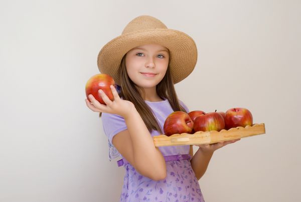 دختر کلاهی با سیب